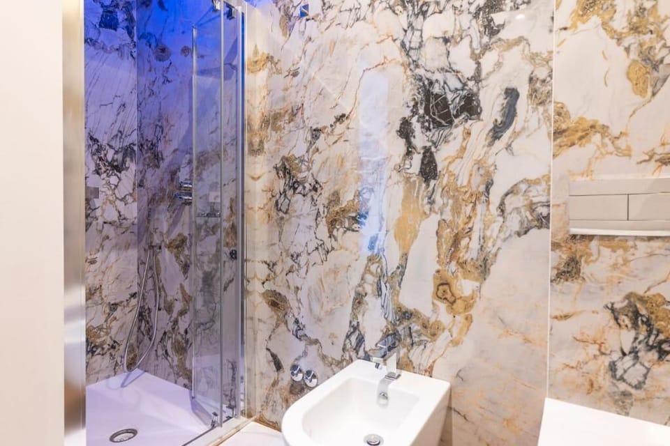 Deluxe Double Room, Balcony, City View | Bathroom | Bathrobes, slippers, bidet