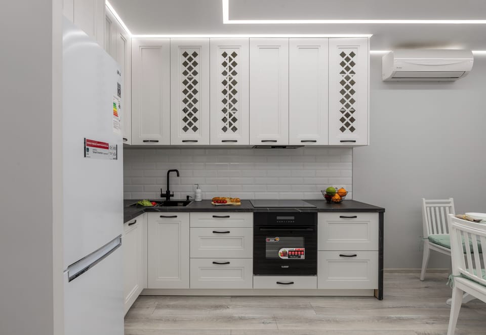 Classic Apartment, City View | Private kitchen | Full-size fridge, microwave, oven, electric kettle