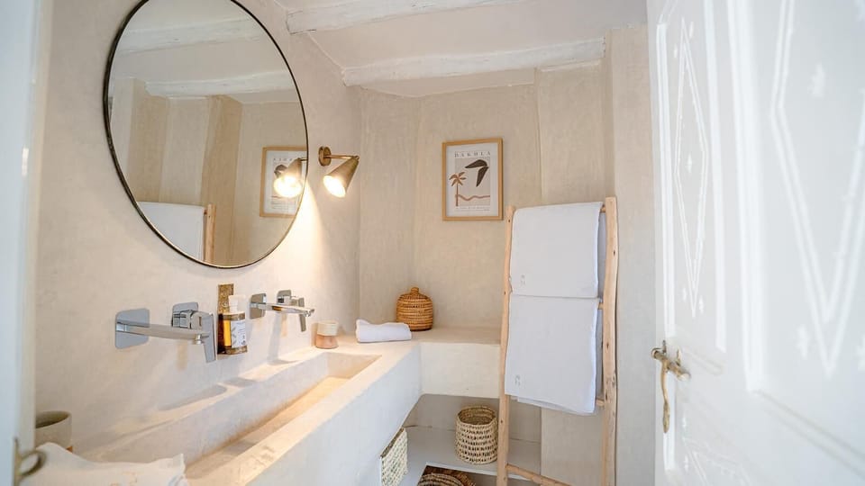 Comfort Suite | Bathroom | Hair dryer, towels, soap, shampoo