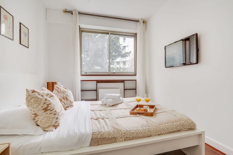 Chic 1BR Steps from Opéra Garnier Apartment in Paris