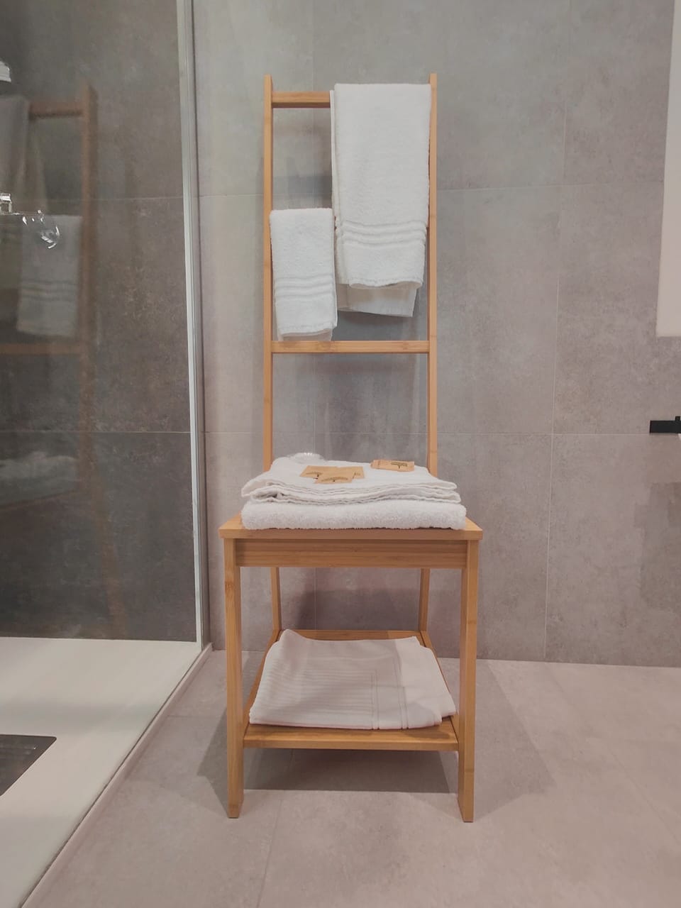 Family Apartment | Bathroom | Shower, free toiletries, hair dryer, bidet