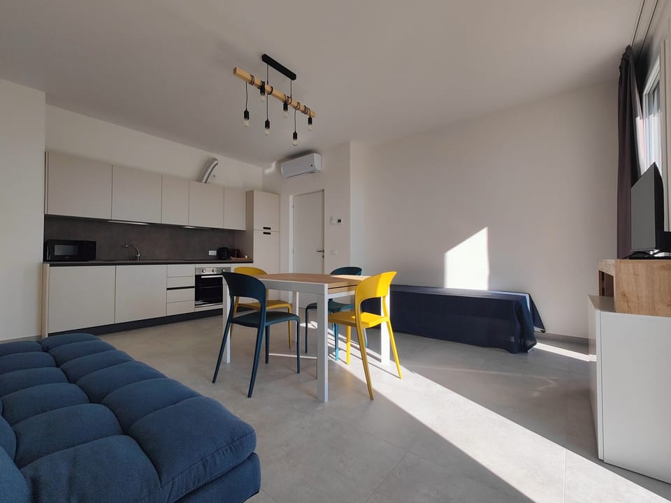 Dolce Mora | Private kitchen | Espresso maker, coffee/tea maker, electric kettle, dining table