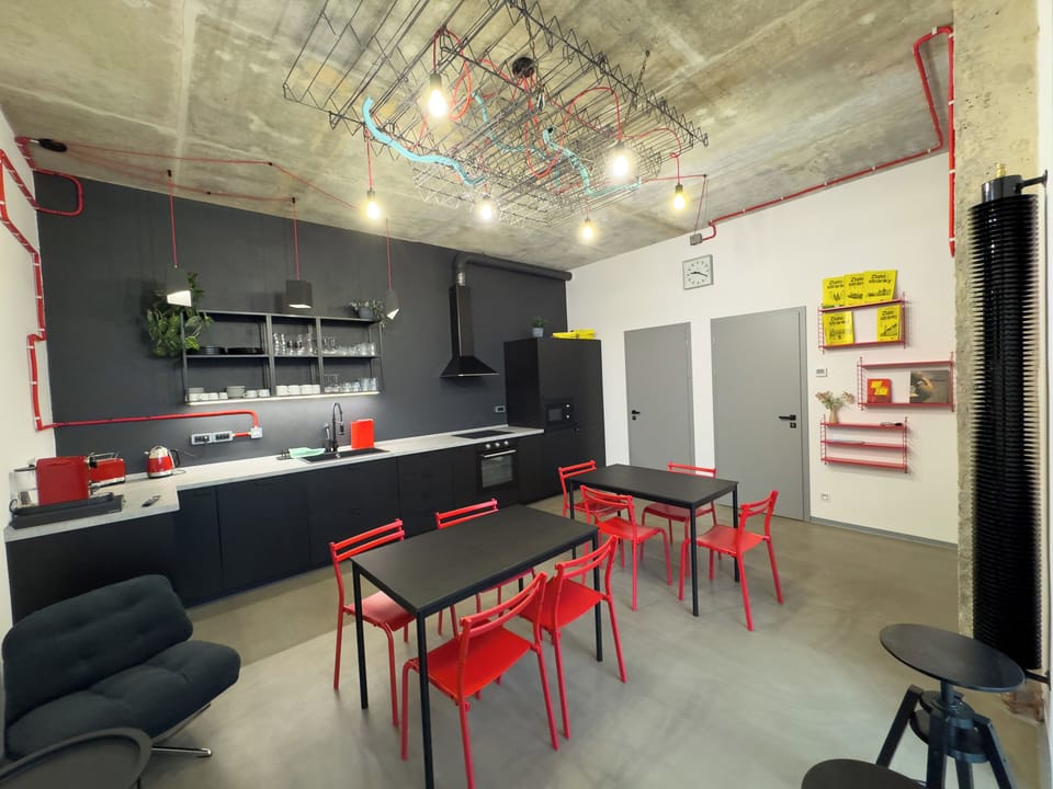 Full-size fridge, microwave, oven, stovetop