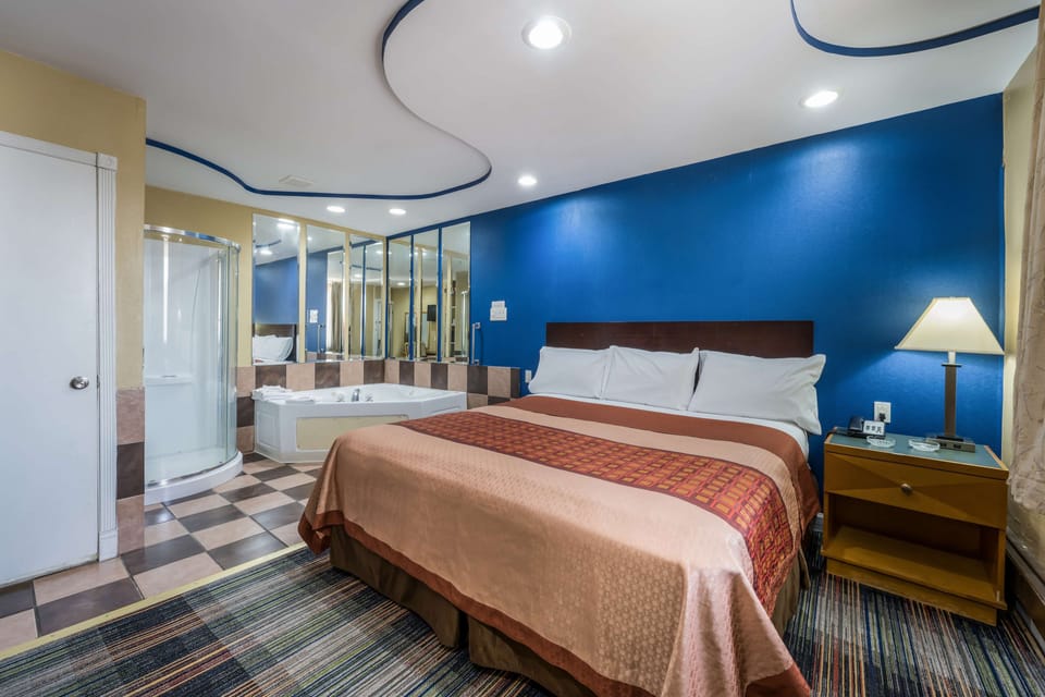 Premium Room, 1 King Bed, Smoking | 1 bedroom, desk, iron/ironing board, free WiFi