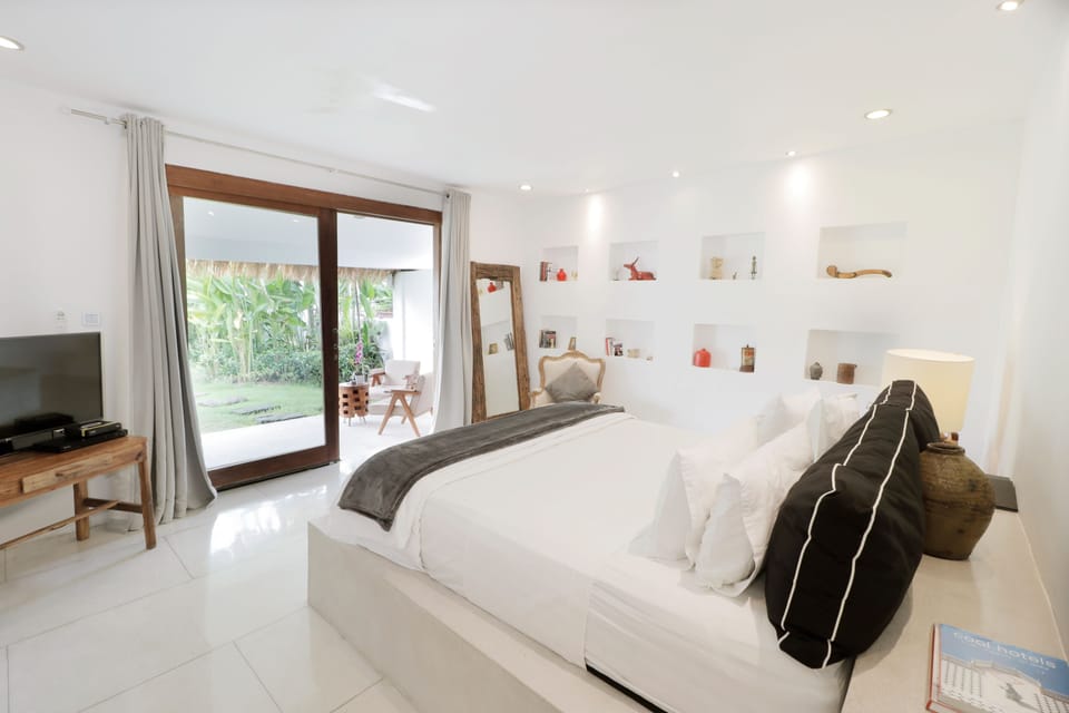 Deluxe Room | Minibar, in-room safe, blackout drapes, free cribs/infant beds