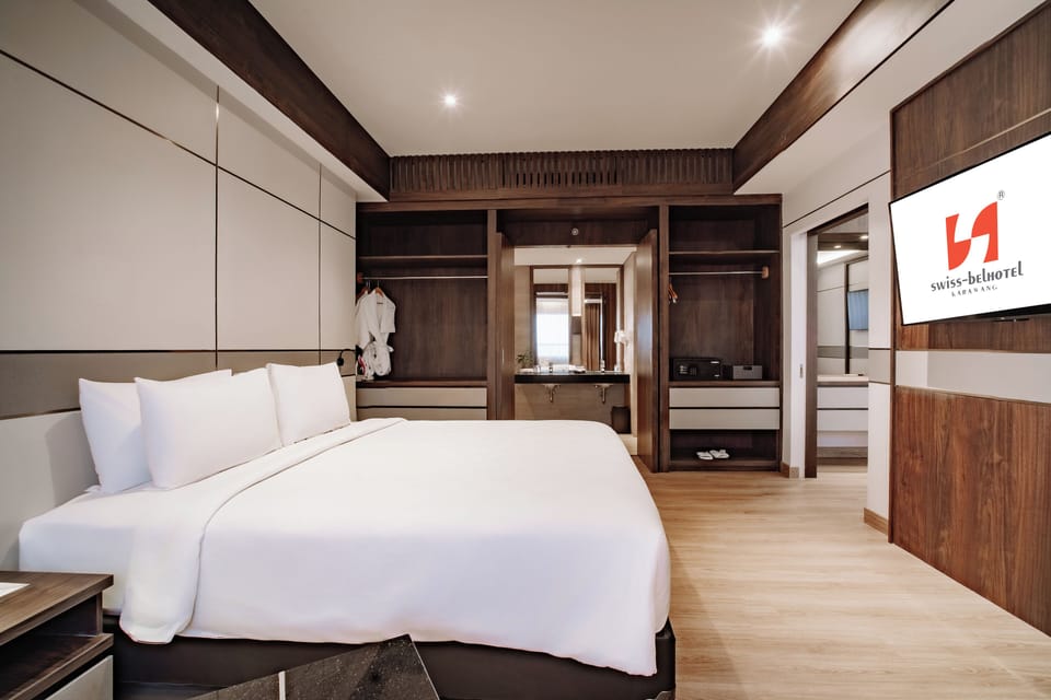 Suite | Minibar, in-room safe, desk, laptop workspace