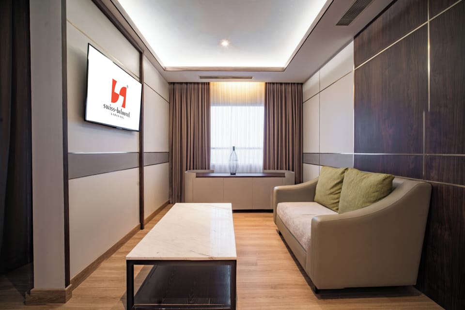 Suite | Living area | 29-inch LED TV with cable channels, TV