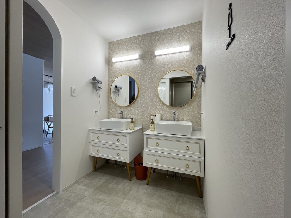 Shower, hair dryer, towels, shampoo