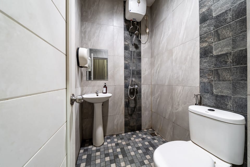 Standard Room, 1 Queen Bed | Bathroom | Shower