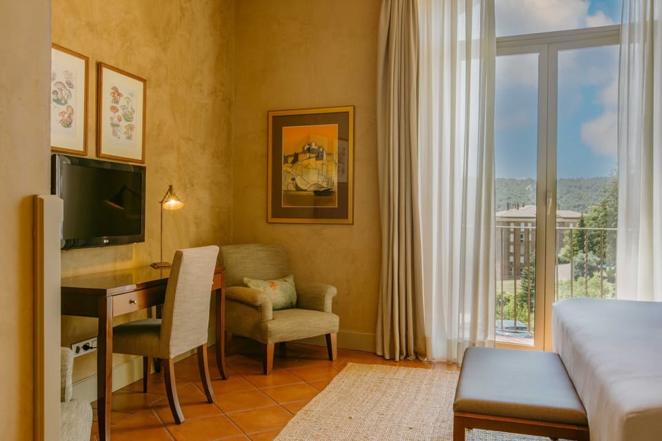 Superior Quadruple Room | In-room safe, desk, laptop workspace, soundproofing