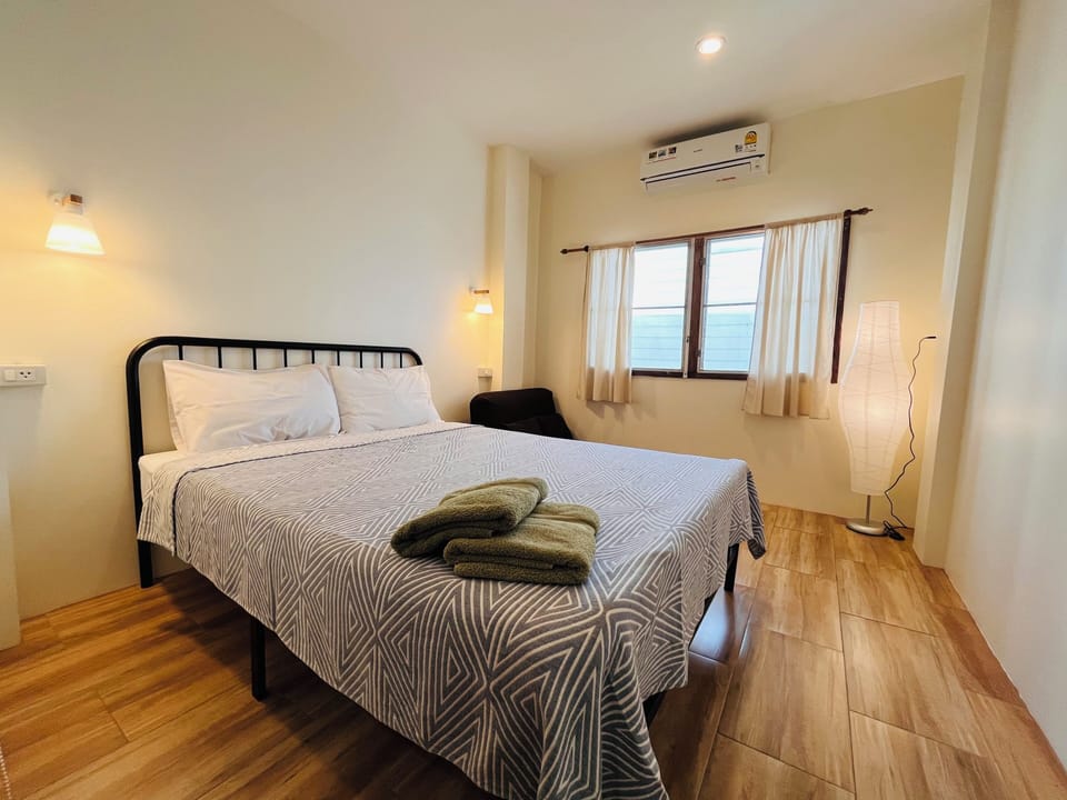Double Room, Shared Bathroom | WiFi (free), bed sheets