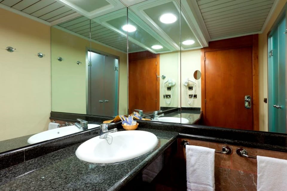 Deep soaking tub, free toiletries, hair dryer, bidet