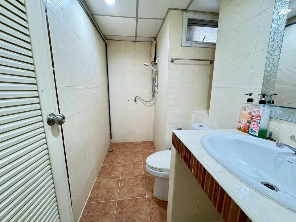 Suite | Bathroom | Shower, towels, soap, shampoo