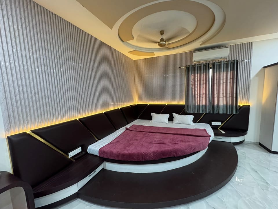 Luxury Room | Rollaway beds, bed sheets