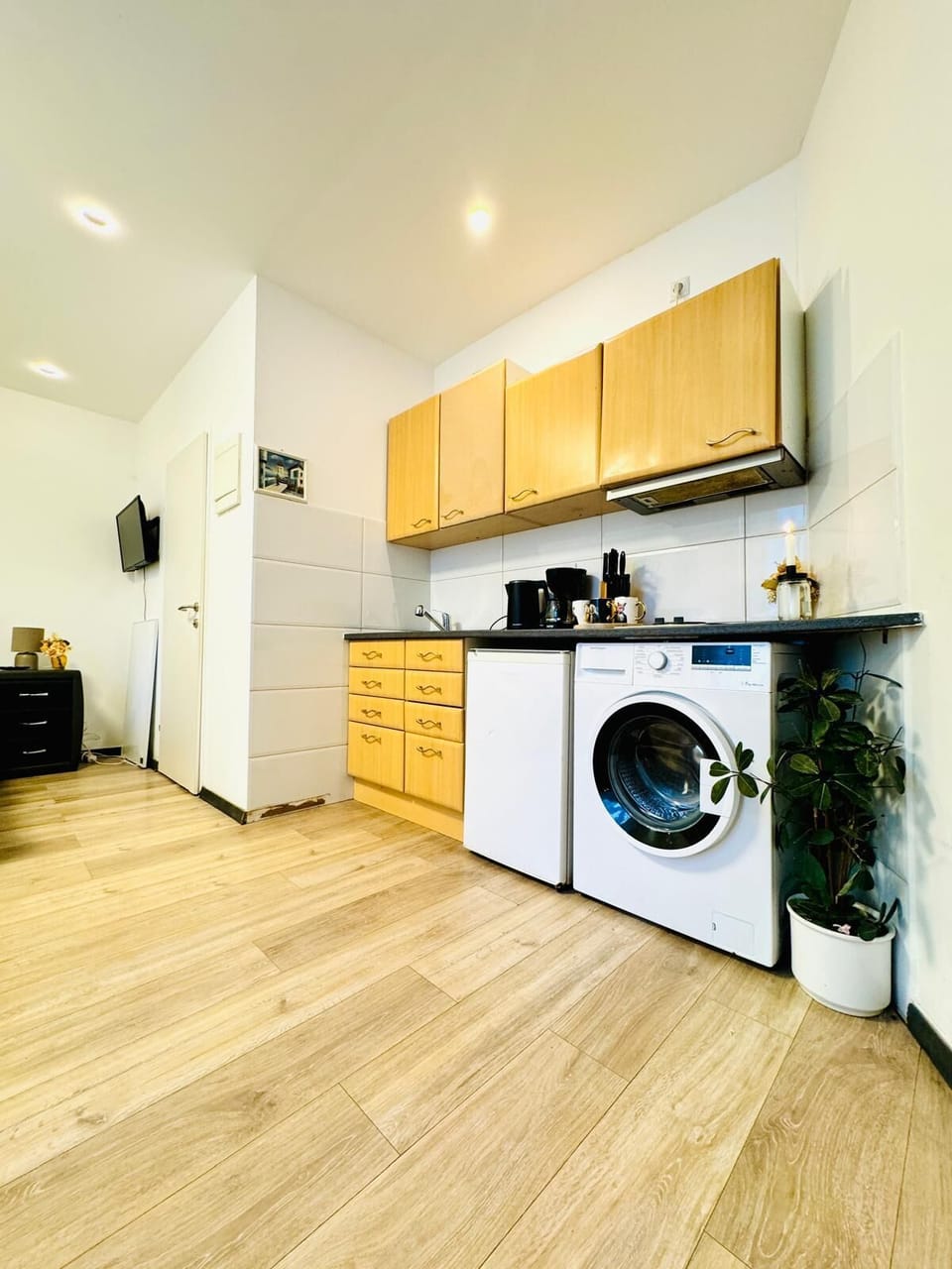 Basic Studio | Private kitchen | Mini-fridge, stovetop, cookware/dishes/utensils