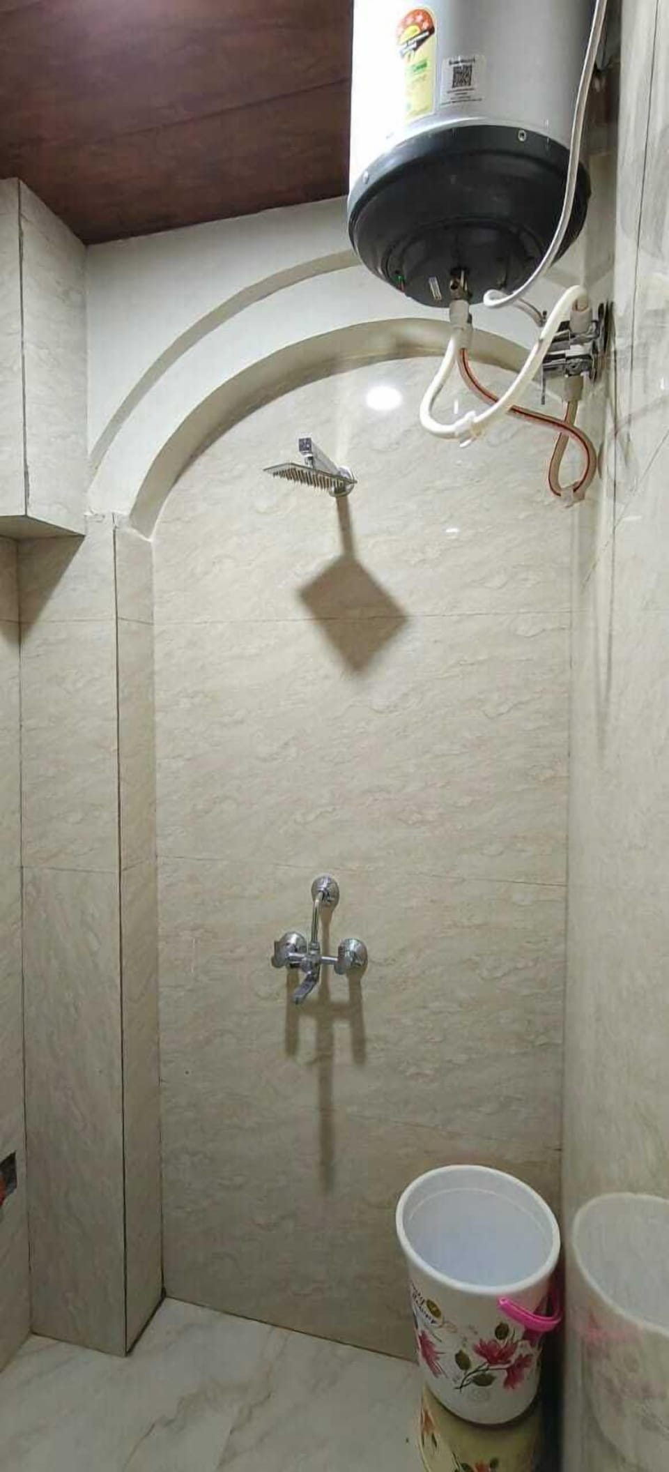 Double Room | Bathroom | Shower, free toiletries, towels, soap