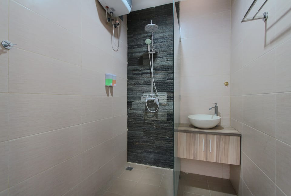 Standard Room | Bathroom | Shower, free toiletries, towels