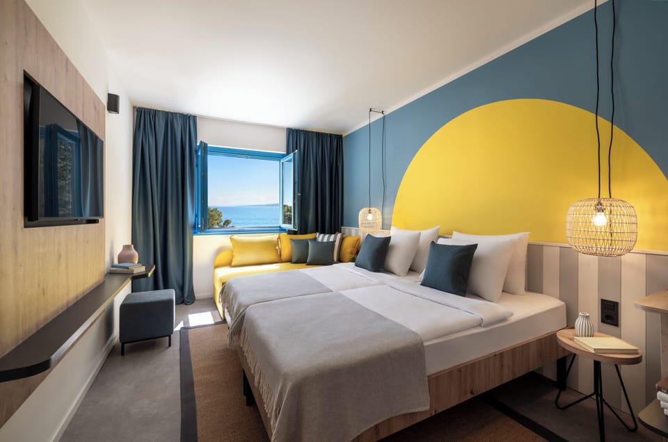 Room for 2+1 Seaside | Minibar, desk, free WiFi, bed sheets