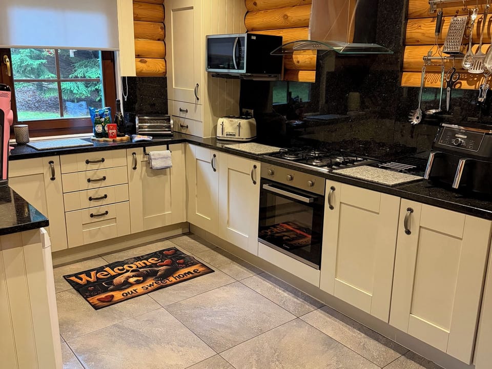 Cottage | Private kitchen | Fridge, dishwasher, cookware/dishes/utensils