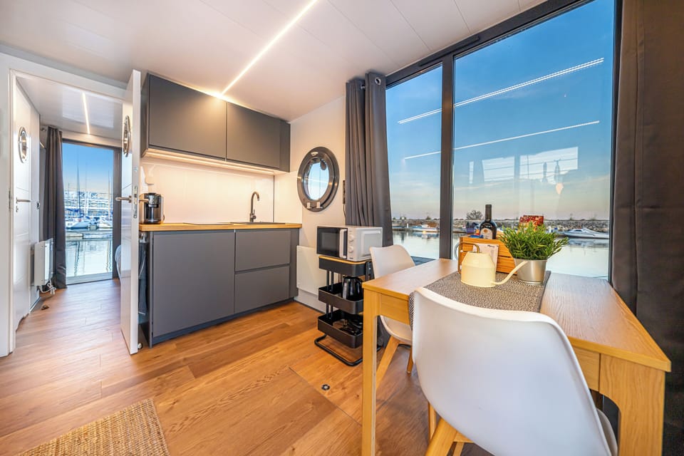 Luxury mobile home, balcony, sea views | Private kitchen | Fridge, microwave, stovetop, espresso maker