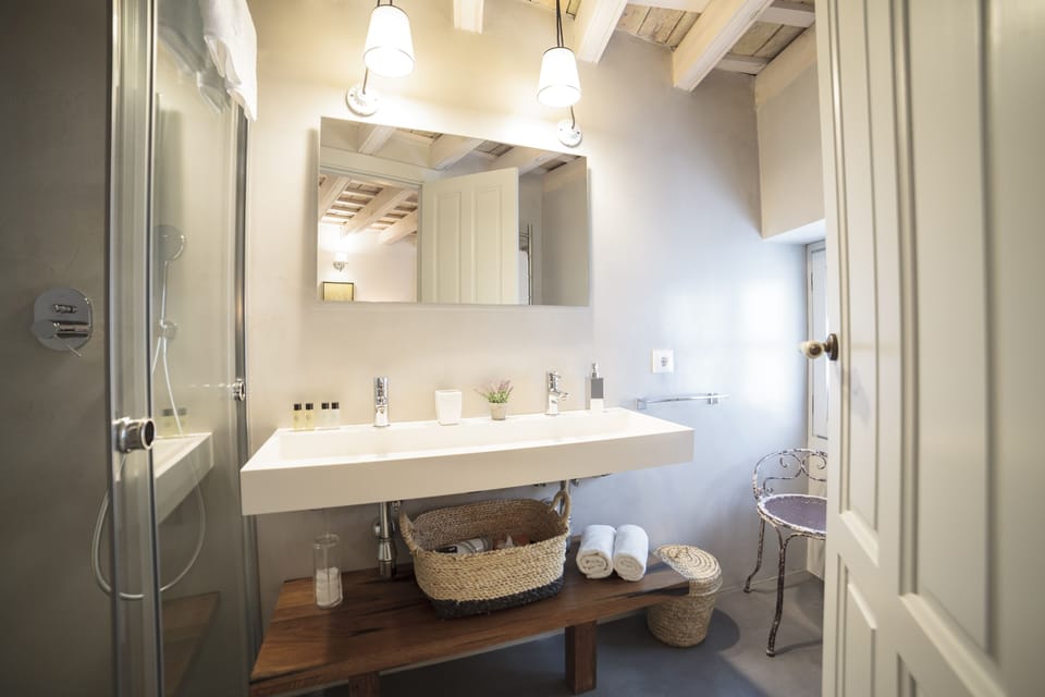 Junior Suite, Garden View | Bathroom | Shower, rainfall showerhead, free toiletries, hair dryer