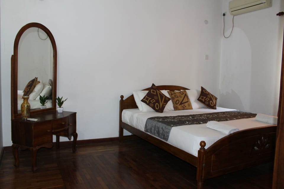 Deluxe Room, 1 King Bed (No AC) | Desk, soundproofing, cribs/infant beds, rollaway beds