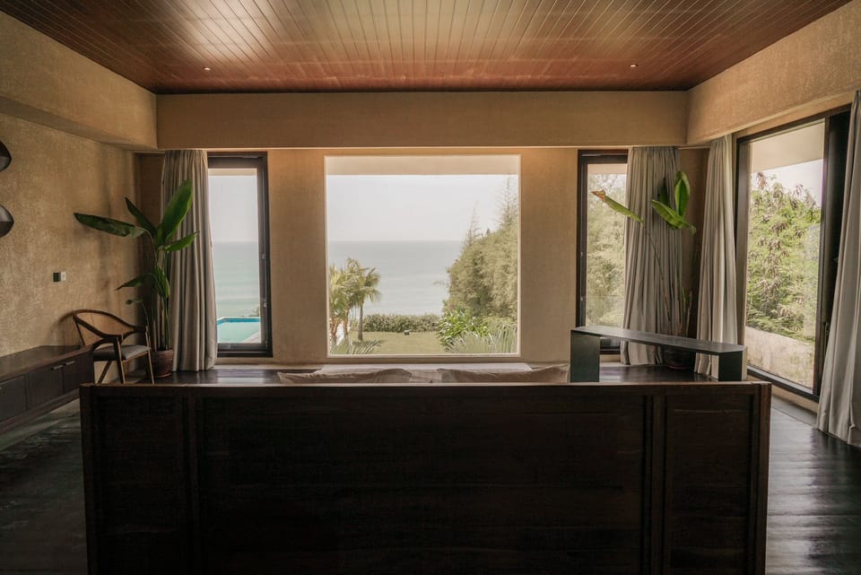 Room, 1 King Bed, Sea View | Desk, free WiFi