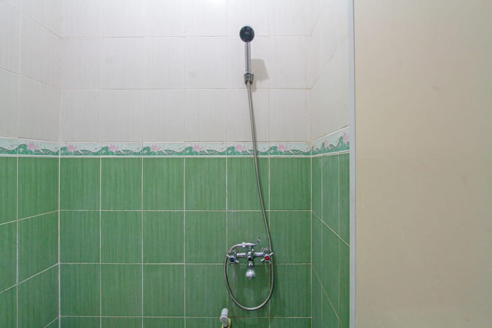 Standard Double Room | Bathroom | Shower
