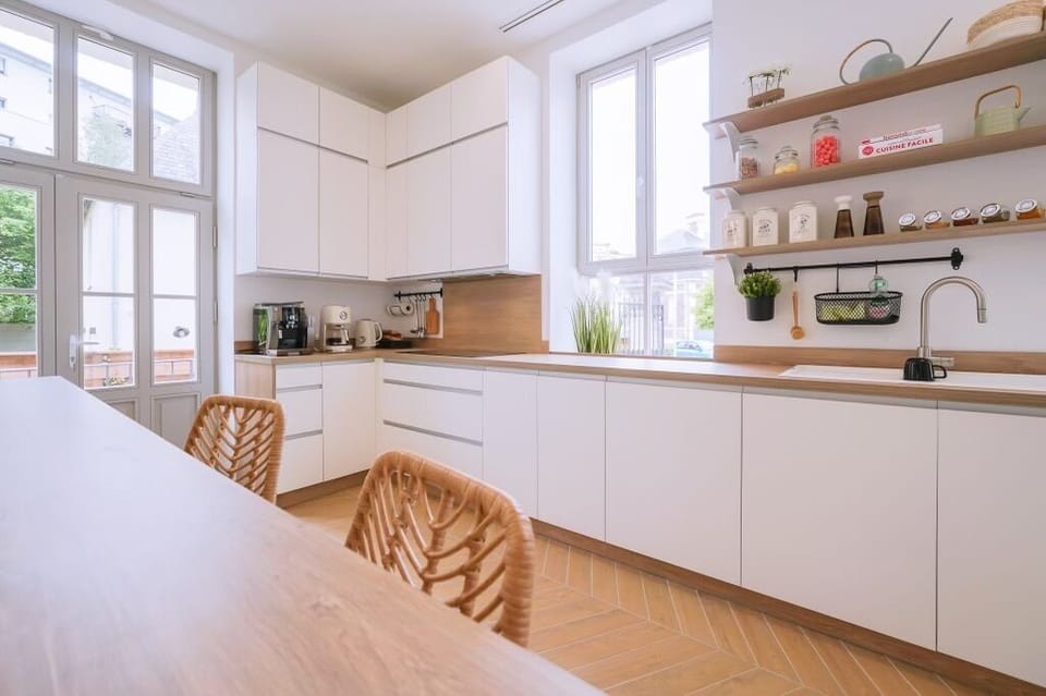 Comfort Room | Shared kitchen | Full-size fridge, microwave, stovetop, dishwasher
