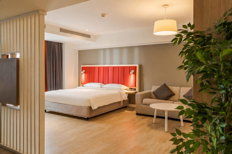 Apartment, Balcony (Studio) | Hypo-allergenic bedding, in-room safe, desk, laptop workspace