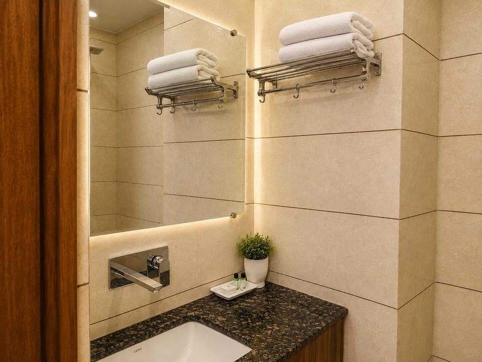 Deluxe Room, City View | Bathroom | Free toiletries, slippers, towels, soap