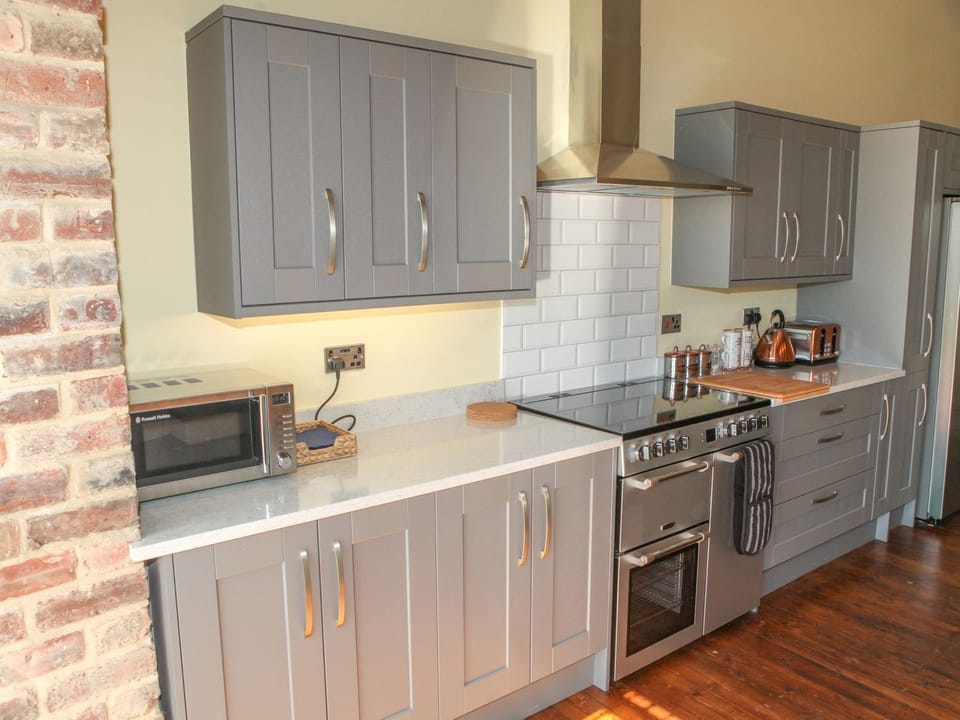 Fridge, microwave, dishwasher, cookware/dishes/utensils
