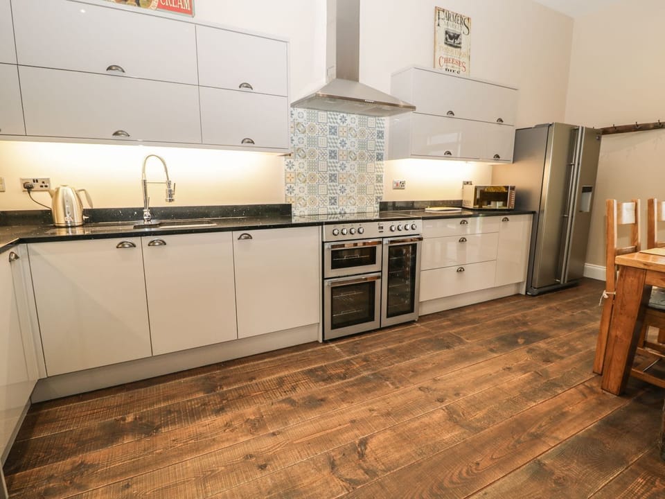 Fridge, microwave, dishwasher, cookware/dishes/utensils