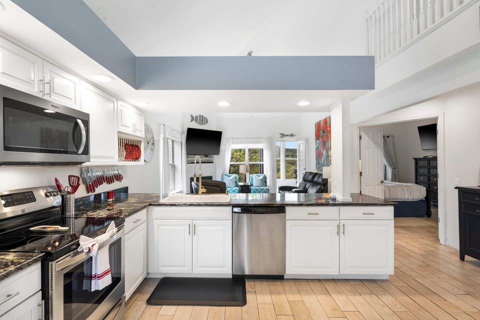 Condo, Multiple Beds, Balcony, Garden View (Vacay Getaway) | Private kitchen