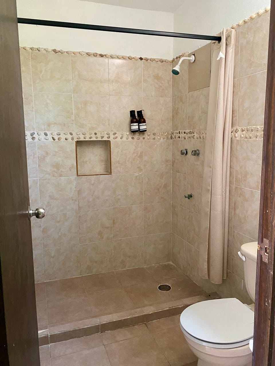 Standard Room, Balcony, Pool View | Bathroom | Towels, soap, shampoo, toilet paper