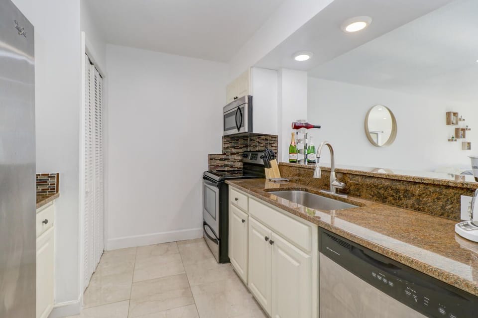 Comfort Apartment, Golf View | Private kitchen | Fridge, microwave, oven, stovetop