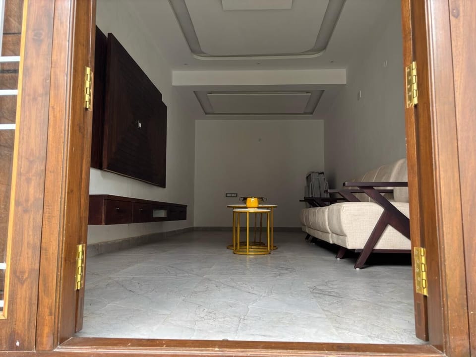 Premium Room, 1 Queen Bed | Living area | 32-inch flat-screen TV with cable channels