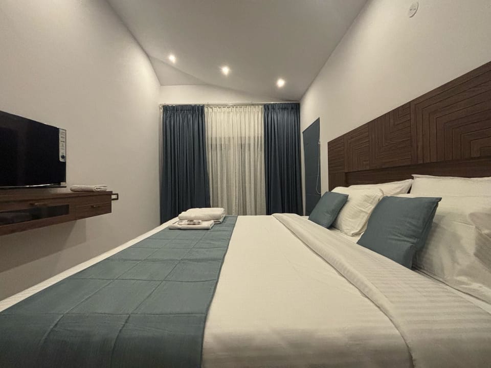 Premium Room, 1 Queen Bed | Hypo-allergenic bedding, desk, blackout drapes, iron/ironing board