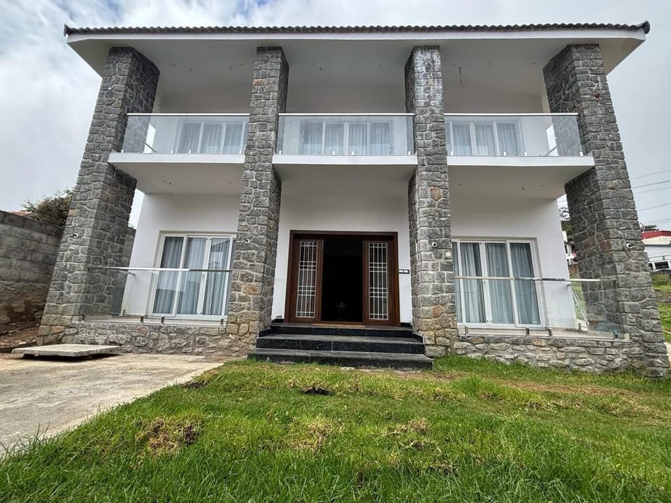 Luxury Cottage, Balcony | Front of property