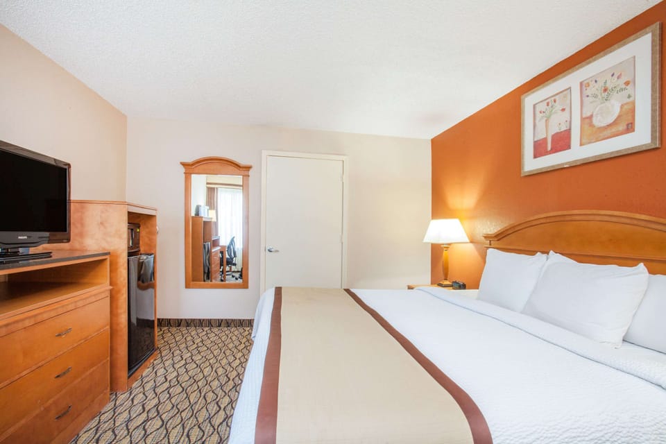 Premium bedding, in-room safe, desk, laptop workspace