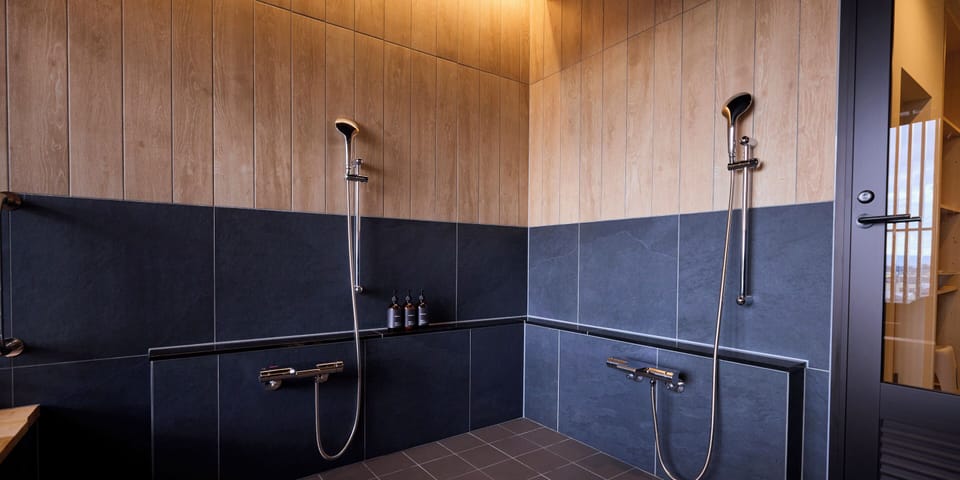 Separate tub and shower, spring water tub, free toiletries, hair dryer