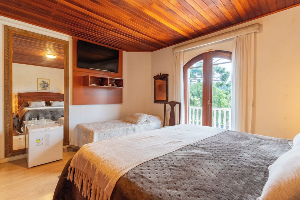 Triple Room | Minibar, blackout drapes, free cribs/infant beds, free WiFi