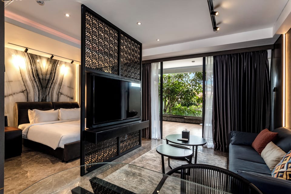 Deluxe Studio Suite, 1 King Bed, Garden View | Premium bedding, pillowtop beds, individually decorated