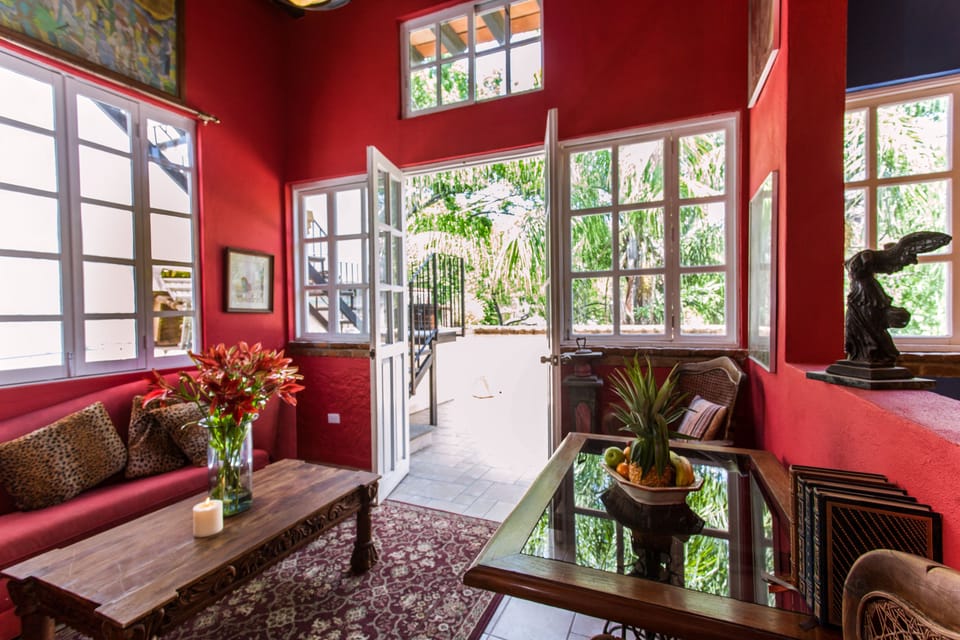 Suite | Living area | 35-inch flat-screen TV with cable channels, TV, Netflix