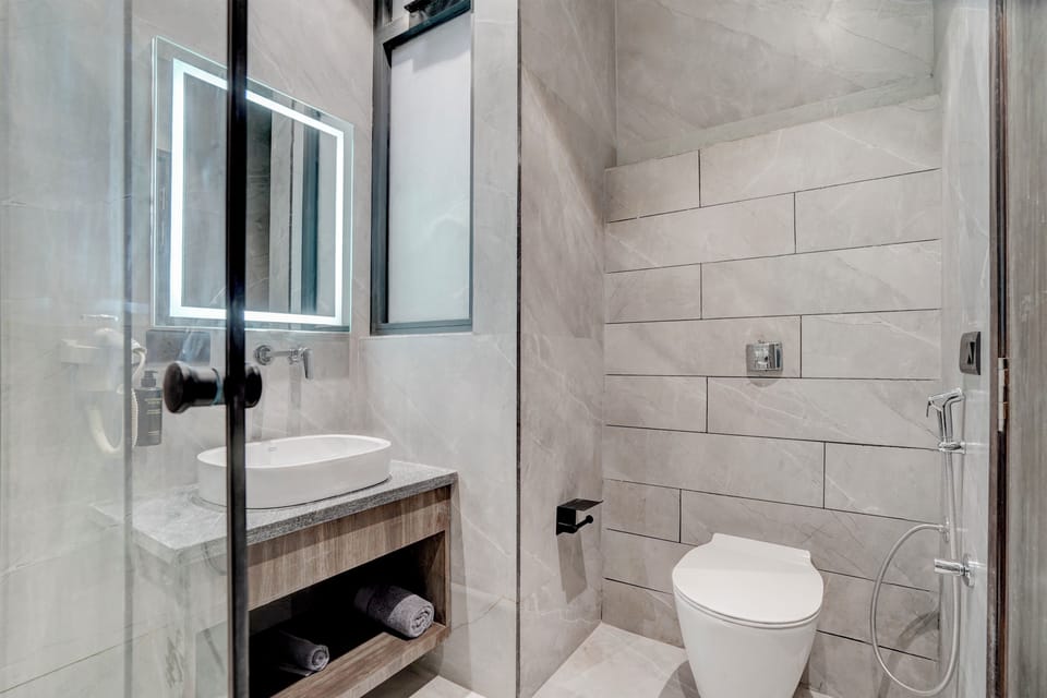 Superior Room | Bathroom | Shower, hair dryer, slippers, towels