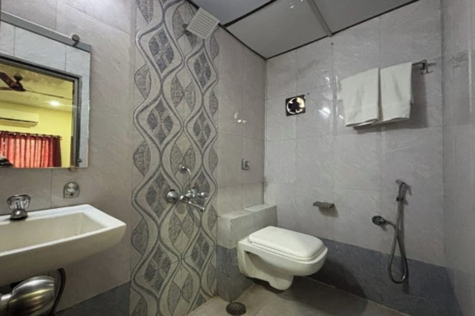 Deluxe Room | Bathroom | Shower, free toiletries, towels, soap