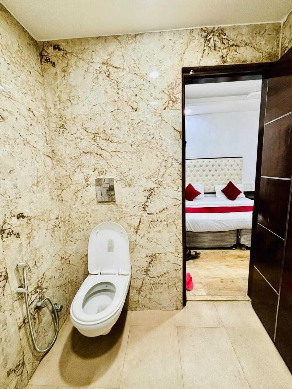 Premium Double Room | Bathroom | Shower, towels, soap, shampoo