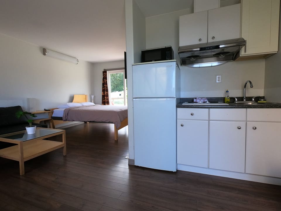 Business Studio, 1 King Bed, Ocean View, Ground Floor | Private kitchen | Full-size fridge, stovetop, coffee/tea maker, cookware/dishes/utensils