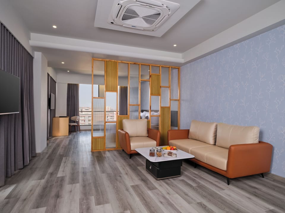 Minibar, in-room safe, desk, iron/ironing board