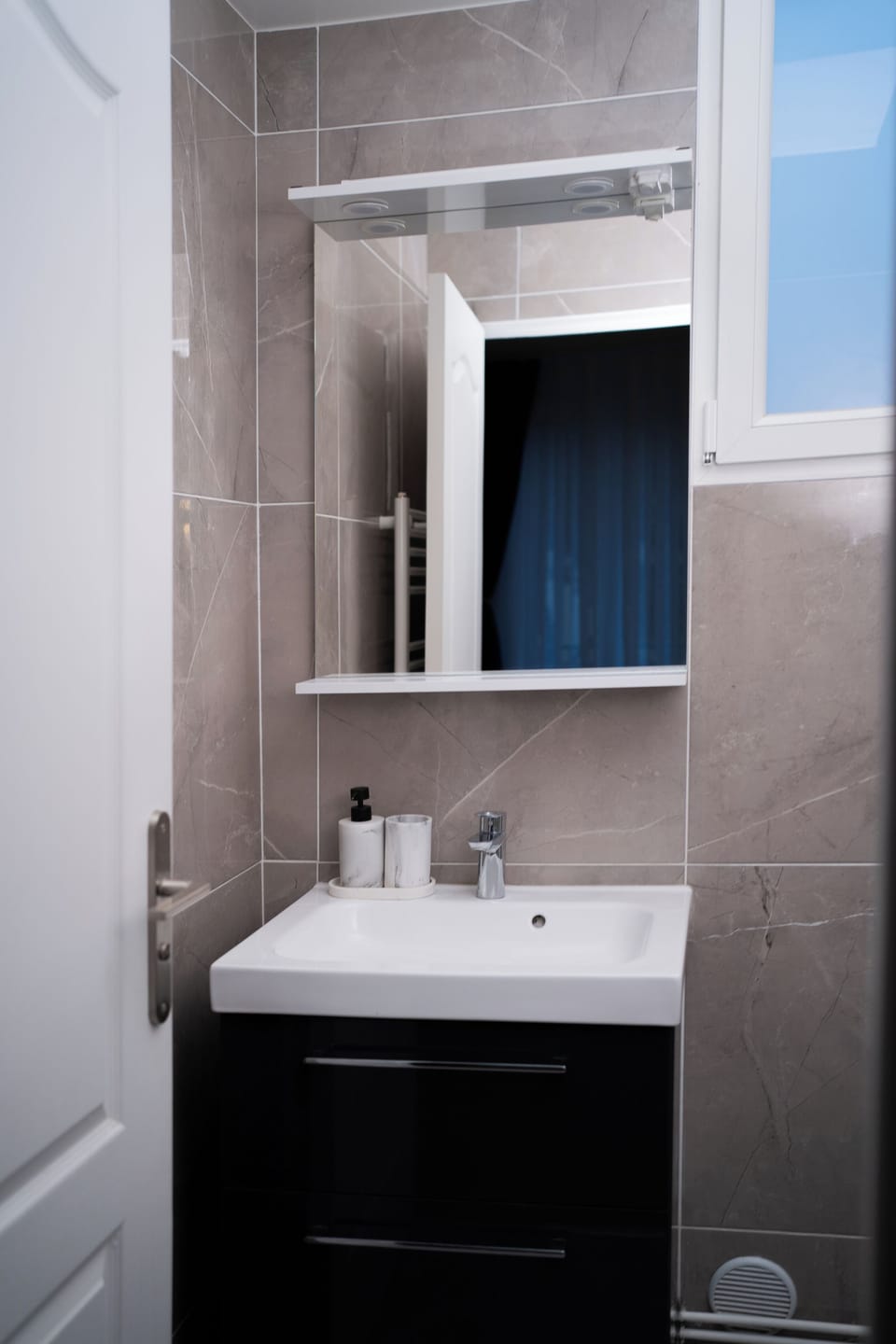 Comfort Double Room, City View | Bathroom | Shower, hair dryer, towels, soap